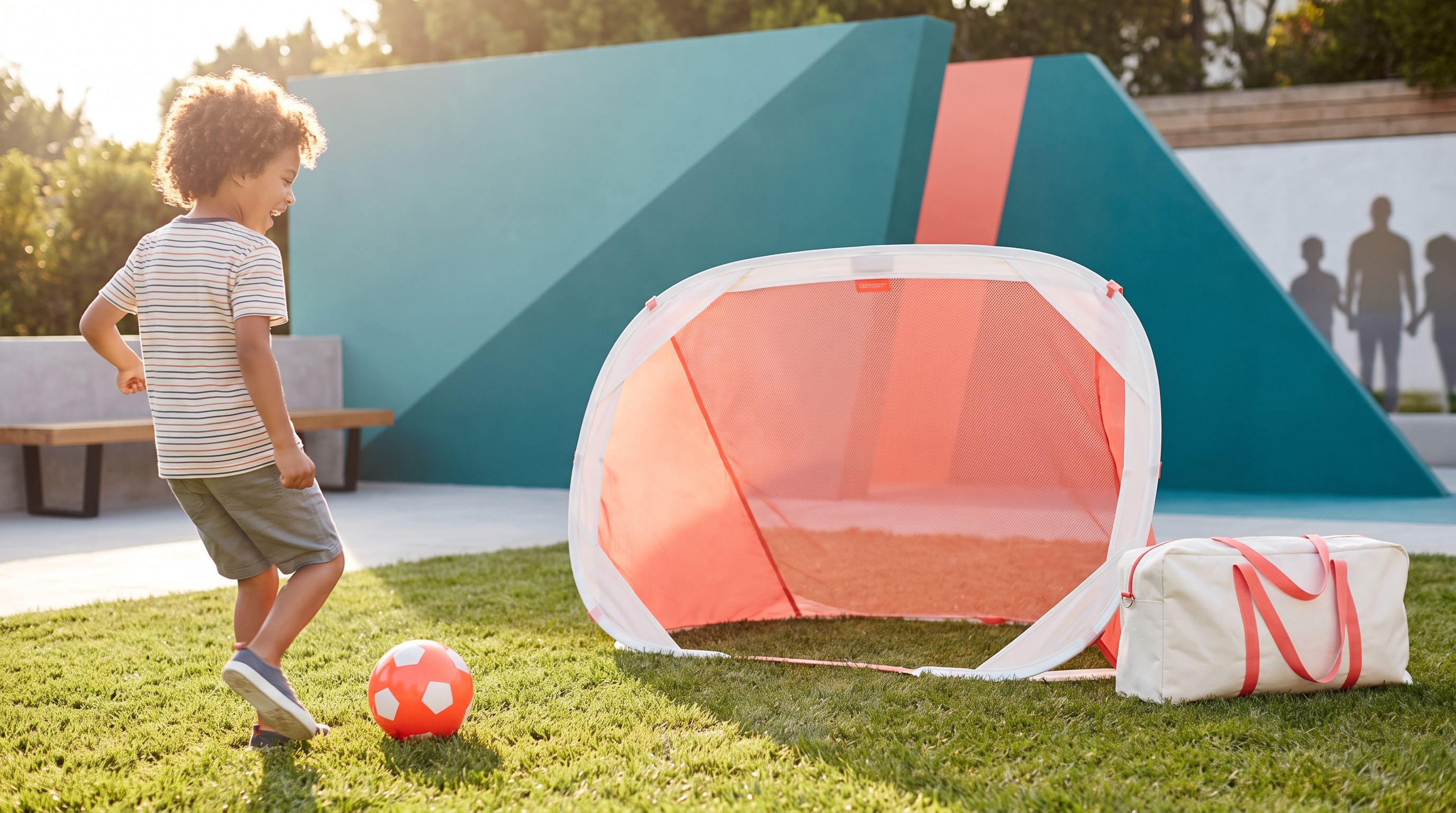 Famille jouant au foot avec une cage Footdecage dans le jardin